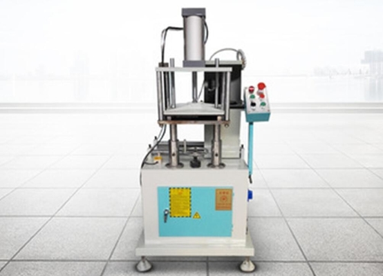 China Mittelpfosten-Enden-Prägealuminiumfenster-Maschine mit 2800r/minimaler Ratating-Rate fournisseur